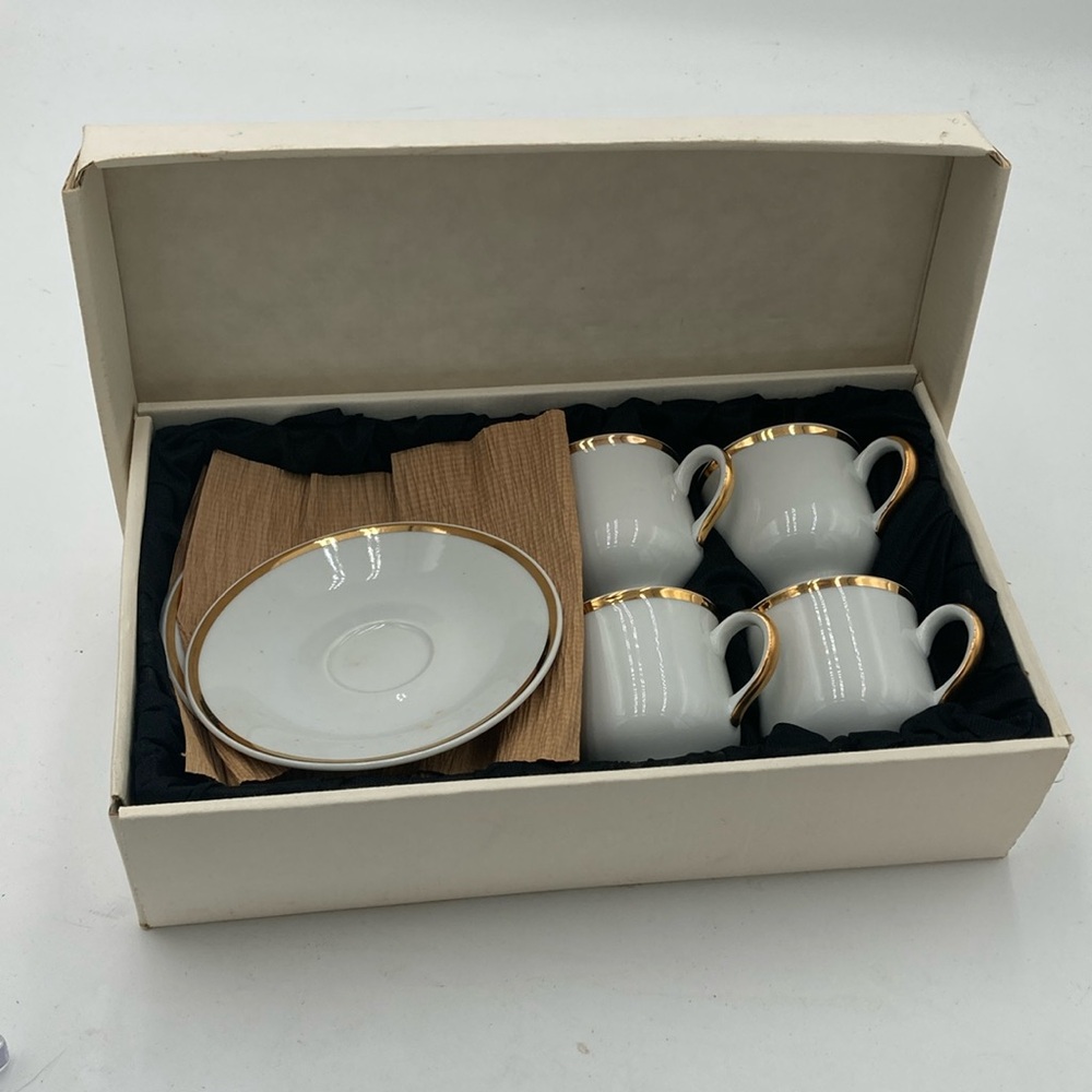 Fine China Southington Set of 4 Demi Cups and Saucers